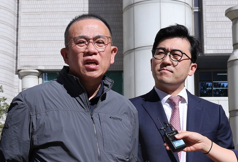 윤석열 전 대통령에게 여론조사를 무상으로 제공한 혐의를 받는 '정치브로커' 명태균 씨가 서울 서초구 서울고등법원에서 열린 정치자금법 위반 혐의 2심 선고 공판에서 무죄를 선고 받은 후 법정을 나서며 취재진의 질문에 답하고 있다. 2026.10.7 ⓒ 뉴스1 김성진 기자