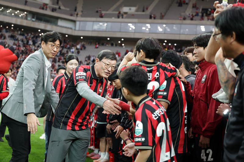 FC서울 우승 현장 찾은 GS그룹 허태수 회장. /사진=FC서울