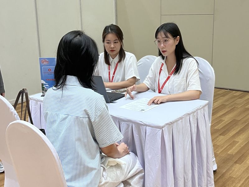 지난 21일 베트남 수도 하노이 시내에서 30여㎞ 떨어진 호아락 파크 내 FPT대학교 대강당에서 개최된 '2026 롯데 글로벌 캠퍼스 리크루팅 인 베트남' 행사에서 팜 뚜엣 마이 롯데월드 인사팀 직원이 FPT대 마이 판 빈 안 학생에게 지원 시 필요한 역량에 대해 설명하고 있다. 사진=김준석 특파원