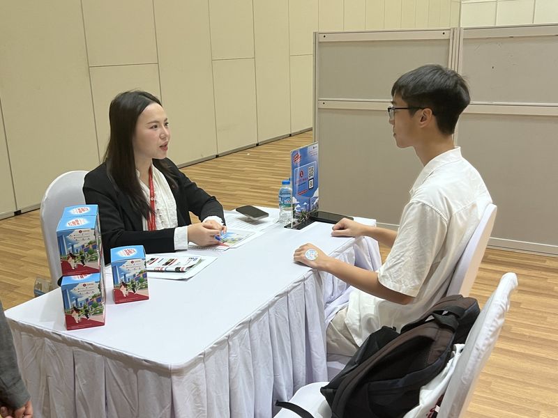 지난 21일 베트남 수도 하노이 시내에서 30여㎞ 떨어진 호아락 파크 내 FPT대학교 대강당에서 개최된 '2026 롯데 글로벌 캠퍼스 리크루팅 인 베트남' 행사에서 FPT대학교 광고 전공 3학년생 응우옌 민 찌엣 학생이 모의면접을 보고 있다. 사진=김준석 특파원
