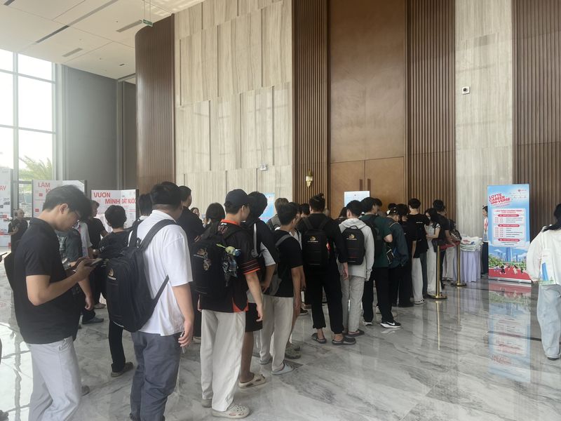 지난 21일 하노이 시내에서 30여㎞ 떨어진 호아락 파크 내 FPT대학교 대강당에서 열린 '2026 롯데 글로벌 캠퍼스 리크루팅 인 베트남' 행사에서 참가자들이 입장을 위해 길게 줄을 서 있다. 사진=김준석 특파원