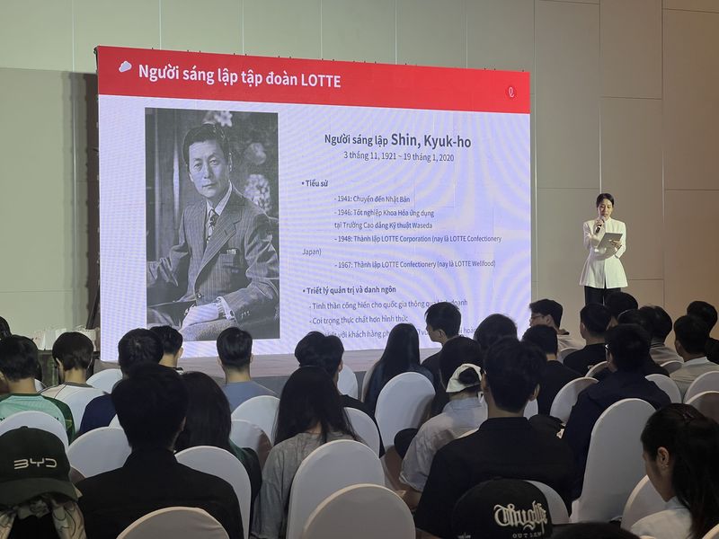 지난 21일 베트남 수도 하노이 시내에서 30여㎞ 떨어진 호아락 파크 내 FPT대학교 대강당에서 개최된 '2026 롯데 글로벌 캠퍼스 리크루팅 인 베트남' 행사에서 롯대백화점 관계자가 학생들에게 롯데 창업주 신격호 회장에 대해 설명하고 있다. 사진=김준석 특파원