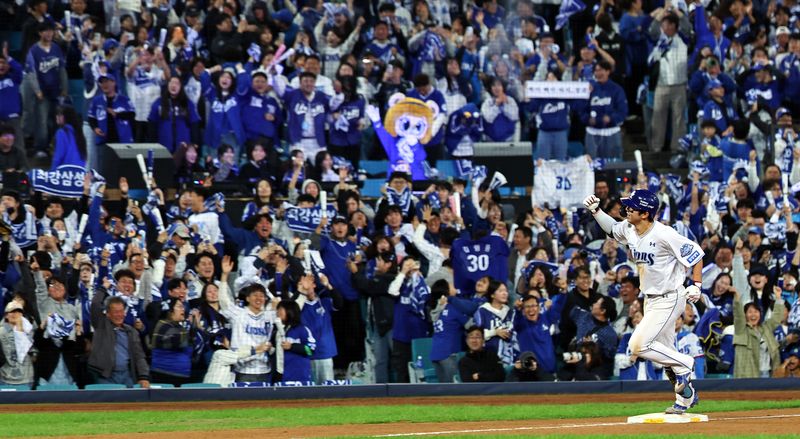 22일 대구 수성구 삼성라이온즈파크에서 열린 2025 신한 SOL 뱅크 KBO 포스트시즌 플레이오프 4차전 한화 이글스와 삼성 라이온즈의 경기, 7회말 1사 1,2루 상황 삼성 김영웅이 역전 스리런 홈런을 치고 홈으로 향하고 있다. 뉴시스
