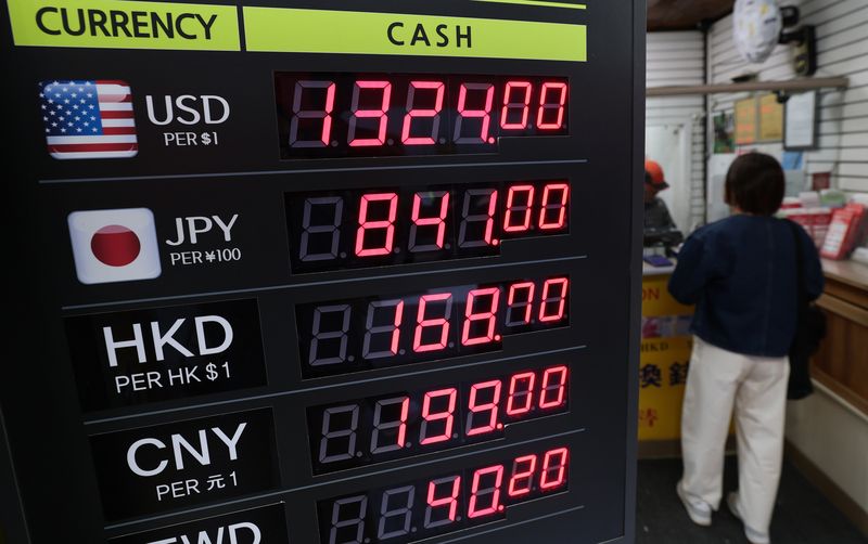 원·달러 환율이 1320원대에 머물며 달러 약세가 이어지는 지난 23일 서울 중구 명동 환전소 전광판에 주요국 환율이 표시돼 있다. 2026.10.23 ⓒ 뉴스1 박세연 기자