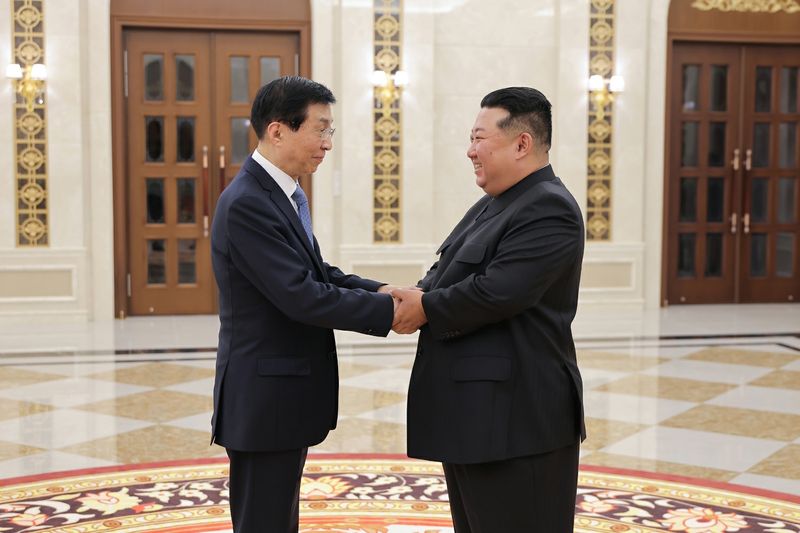 김정은 북한 노동당 총비서(오른쪽)와 왕후닝 중국인민정치협상회의(정협) 전국위원회 주석. 뉴스1