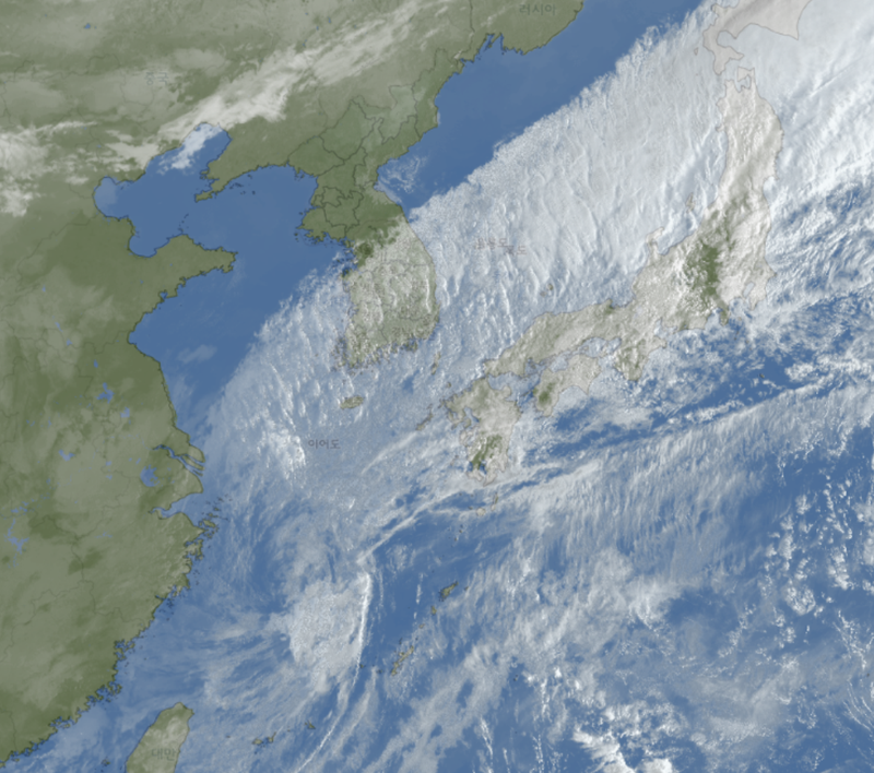 25일 오전 7시30분 위성영상에 제주와 한반도 남부, 주변 해상에 걸쳐 형성된 구름대가 포착됐다. 제30호 태풍 참피는 제주 남쪽 해상으로 북상 중이며, 기상청은 26일 오후 온대저기압으로 변할 것으로 전망했다. 사진=기상청