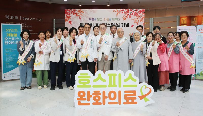 제주대학교병원과 제주지역암센터가 진행한 '호스피스의 날' 기념 캠페인에서 참가자들이 호스피스·완화의료 홍보판 앞에 모여 생애 말기 돌봄의 중요성을 알리고 있다. 병원은 탐라문화제 등 지역 행사와 연계해 주민 대상 인식개선 활동을 이어가고 있다. 사진=제주대학교병원