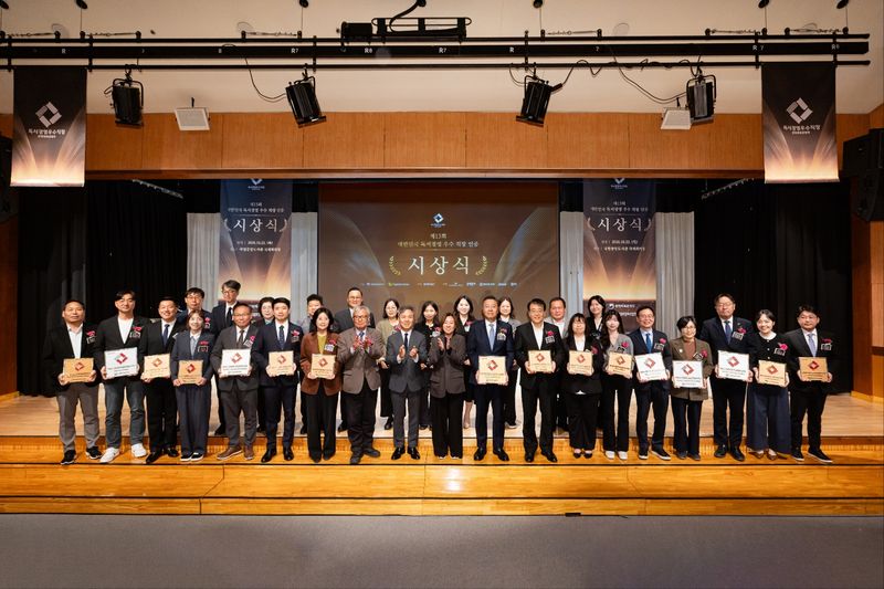 지난 22일 서울 국립중앙도서관 국제회의장에서 열린 제13회 독서경영 우수직장 인증 시상식에서 수상 기관 관계자들이 상패를 들고 기념촬영을 하고 있다. 올해는 전국 305개 기업·기관이 인증을 받았으며 제주국제자유도시개발센터는 우수상을 수상했다. 사진=제주국제자유도시개발센터