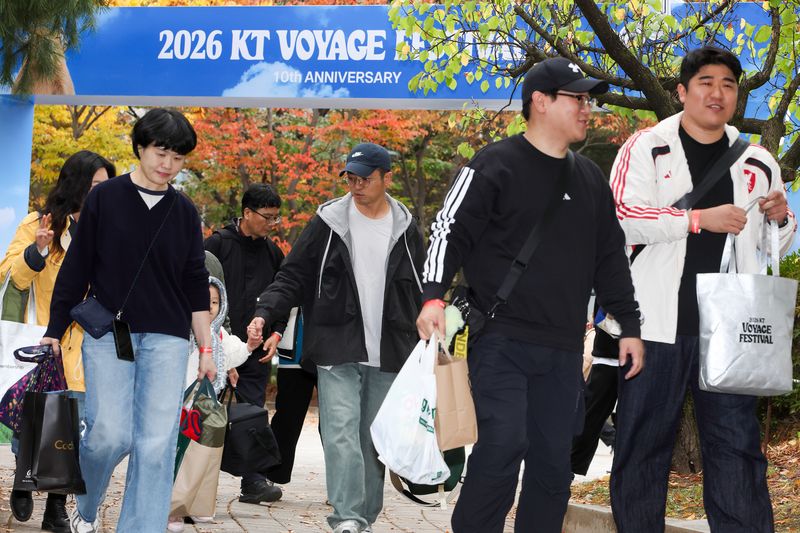 지난 24일 경기도 성남시 분당중앙공원에서 열린 KT 보야지 페스티벌에 참여한 고객들이 행사를 즐기는 모습. KT 제공