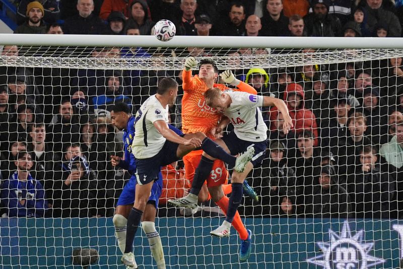[런던=AP/뉴시스] 잉글랜드 프로축구 프리미어리그(EPL) 토트넘 홋스퍼와 첼시의 맞대결에서 나온 첼시 골키퍼 마이크 펜더르스의 자책골 장면. 2026.10.24.