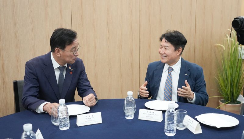 24일 제주시 애월읍 렛츠런파크 제주에서 위성곤 제주특별자치도지사(왼쪽)가 우희종 한국마사회장과 대화하고 있다. 제주도는 지난 1일 공식 이전 제안서를 전달한 데 이어 이번 제주마축제에서도 한국마사회 본사 제주 유치 의지를 밝혔다. 사진=제주특별자치도