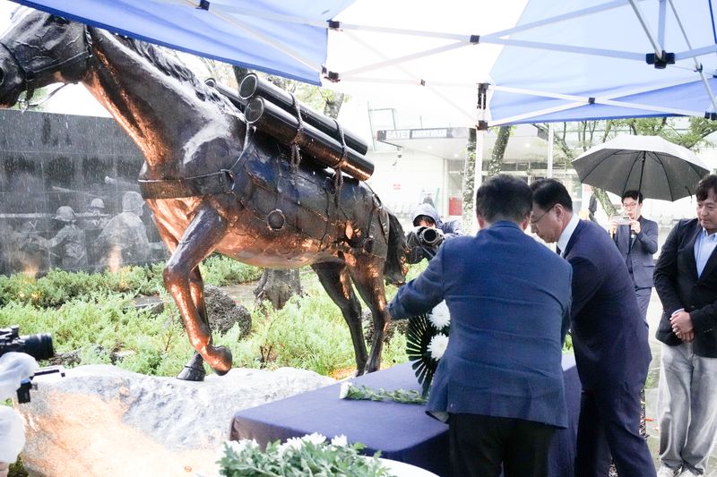 24일 렛츠런파크 제주에서 위성곤 제주도지사 등 참석자들이 한국전쟁 당시 활약한 군마 '레클리스' 동상에 헌화하고 있다. 레클리스는 전쟁 중 미 해병대의 탄약과 보급품 수송 임무를 수행한 군마다. 사진=제주특별자치도