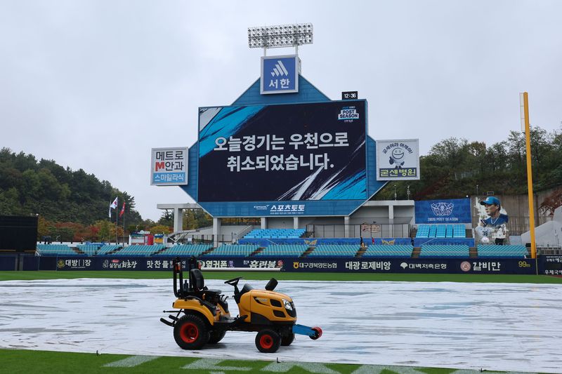25일 대구 수성구 삼성라이온즈파크에서 열릴 예정이였던 2026 신한 SOL KBO 포스트시즌 플레이오프 1차전 KIA 타이거즈와 삼성 라이온즈 경기가 우천으로 인해 취소돼 전광판에 우천취소 안내문이 걸려있다. 뉴시스