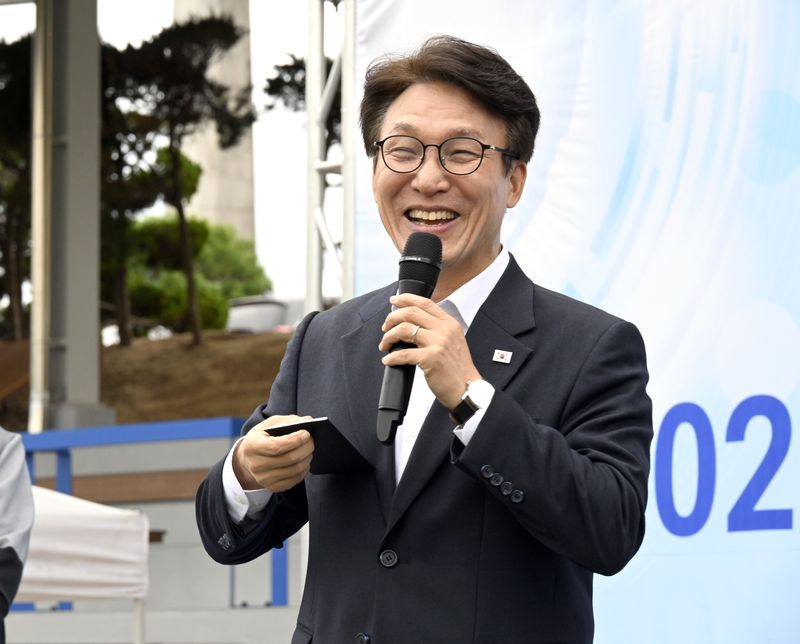 김민석 더불어민주당 대표가 지난 24일 국회 운동장에서 열린 '2026 사진기자 가족 체육대회'에서 인사말을 하고 있다. 연합뉴스
