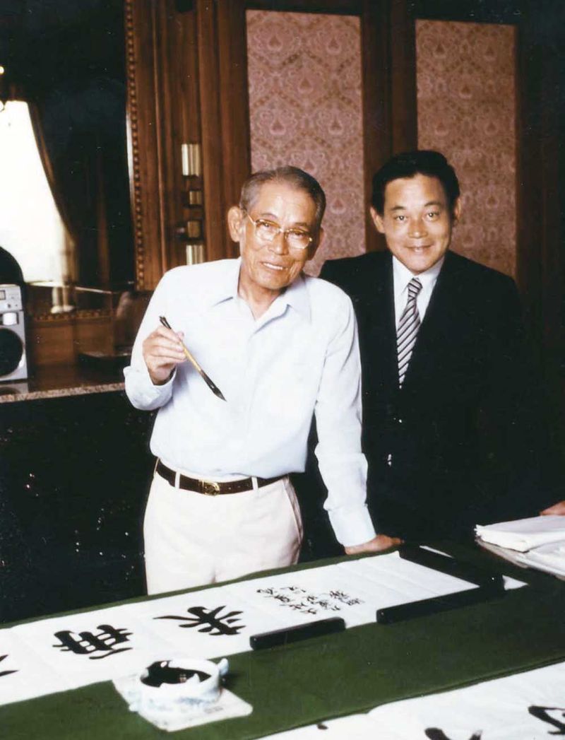 지난 1980년 이병철 삼성그룹 창업회장(왼쪽)이 아들 이건희 삼성그룹 선대회장과 서울 태평롱 삼성본관에서 서예를 하다가 기념촬영을 하고 있다. 삼성전자 제공