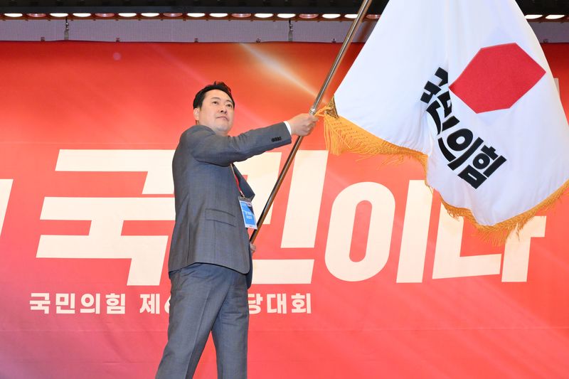 장동혁 국민의힘 대표가 지난해 8월 26일 국회 도서관에서 열린 전당대회 결선장에서 당기를 흔들고 있다. 뉴스1