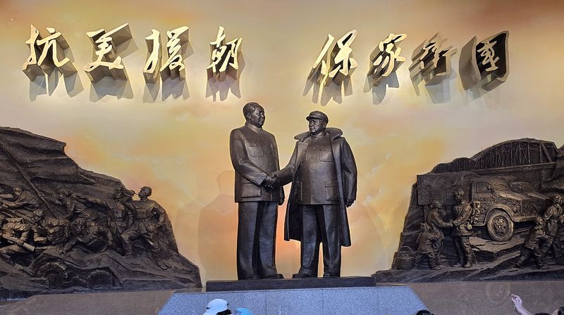 [르포] 김정은 깜짝 방문한 단둥…참전 76주년 '항미원조' 열기