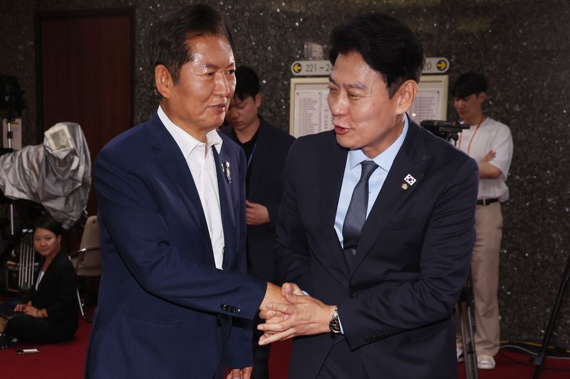 정청래(왼쪽) 전 더불어민주당 대표와 한민수 최고위원 /사진=뉴시스