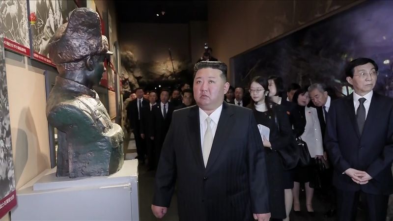 김정은 북한 국무위원장이 지난 24일 중국 랴오닝성 단둥의 항미원조기념관을 방문해 왕후닝 중국 전국인민정치협상회의(정협) 주석과 관람하고 있다. 조선중앙TV/뉴시스