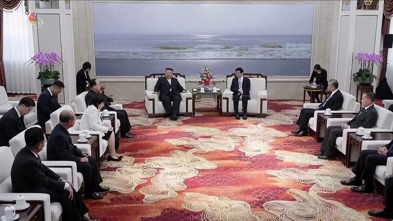 김정은 북한 국무위원장이 지난 24일 중국 랴오닝성 단둥에서 중국 서열 4위 왕후닝 전국인민정치협상회의(정협) 주석과 회담하고 있다. 조선중앙TV/뉴시스
