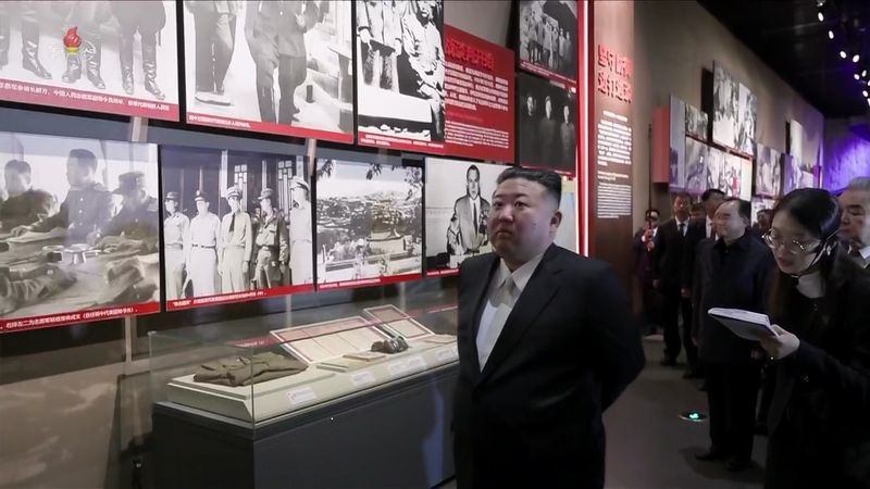 김정은 북한 국무위원장이 지난 24일 중국 랴오닝성 단둥에 있는 '항미원조기념관'을 방문해, 중국의 6·25전쟁 참전 관련 전시물을 관람하고 있다. 조선중앙TV/뉴시스