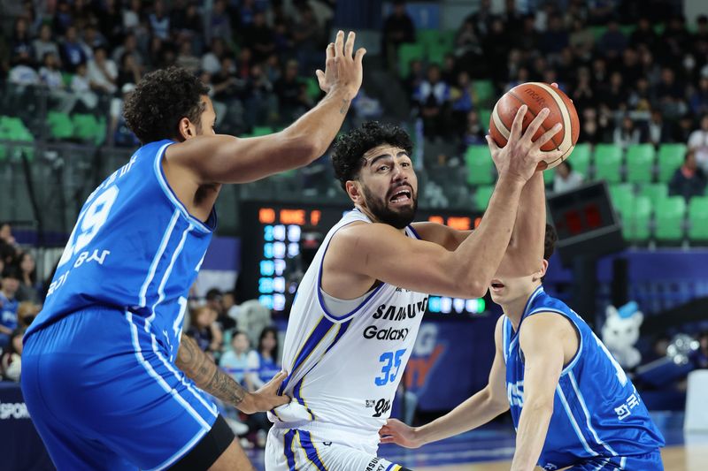 25일 대구 북구 대구체육관에서 열린 2026-2027 KBL 프로농구 서울 삼성과 대구 한국가스공사의 경기, 서울 삼성 칸터가 드리블 하고 있다. 뉴시스