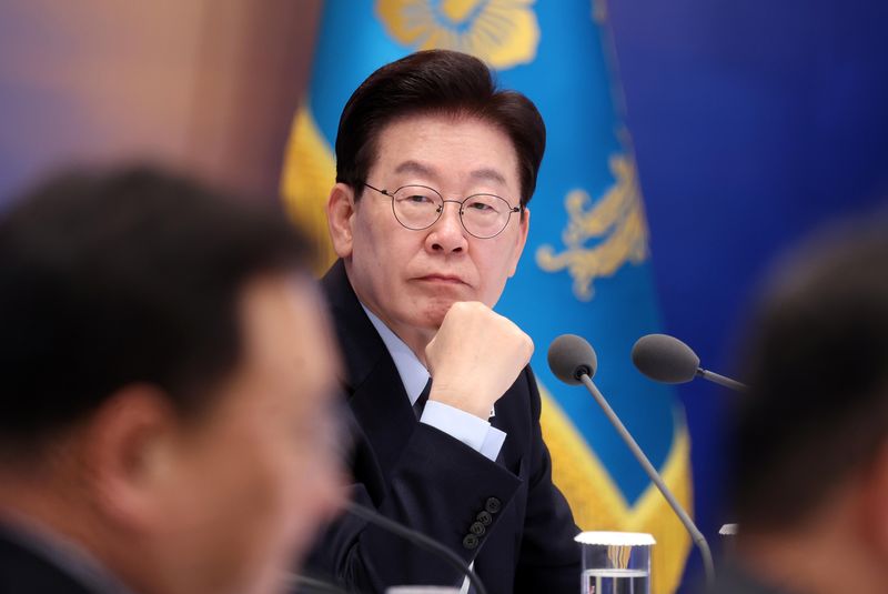이재명 대통령이 지난 23일 청와대 영빈관에서 열린 규제합리화위원회 제2차 전체회의에서 참석자의 발언을 듣고 있다. 뉴시스