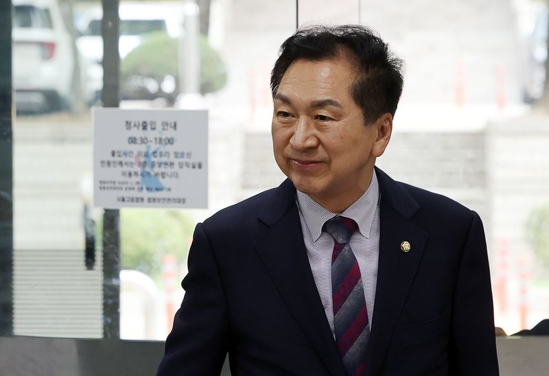 김기현 국민의힘 의원이 지난 14일 오전 서울 서초구 중앙지방법원에서 열린 '로저비비에 의혹' 5차 공판에 출석하는 모습. 뉴시스