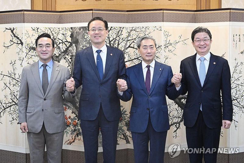 이형일 부총리 겸 재정경제부 장관이 지난달 30일 정부서울청사에서 열린 '확대 거시재정금융간담회'에서 참석자들과 기념촬영을 하고 있다. 왼쪽부터 박홍근 기획예산처 장관, 이 부총리, 신현송 한국은행 총재, 이억원 금융위원장 재정경제부 제공