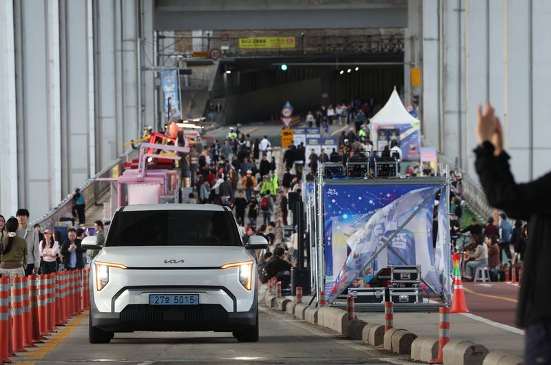 [서울=뉴시스] 김명년 기자 = 25일 서울 잠수교에서 차 없는 잠수교 뚜벅뚜벅 축제의 마지막 행사인 ‘잠수교 치킨데이’가 열리고 있다. 잠수교는 26일부터 차량 통행이 전면 통제되며 한강 보행전용교 조성을 위한 공사에 들어간다. 2026.10.25. kmn@newsis.com
