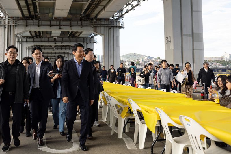 [서울=뉴시스] 김명년 기자 = 오세훈 서울시장이 25일 오후 보행전용교 전환 공사를 앞둔 서울 서초구 잠수교를 찾아 점검하고 있다. (공동취재) 2026.10.25. photo@newsis.com