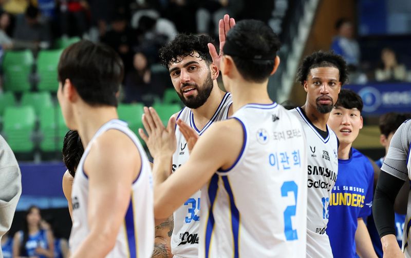 25일 오후 대구 북구 대구실내체육관에서 열린 2026-27 KCC 프로농구 대구 한국가스공사와 서울 삼성의 경기에서 승리한 삼성 선수들이 기뻐하고 있다. 이날 승리로 개막 8연승을 달성한 삼성은 구단 역대 개막 최다 연승 기록을 경신하며 2011-12시즌 원주 동부(현 DB), 2014-15시즌 고양 오리온스와 함께 역대 프로농구 개막 최다 연승 타이기록을 세웠다. 뉴스1
