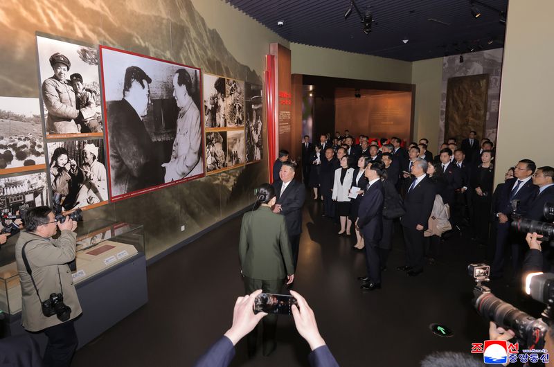 中 6·25참전 전시물 둘러보는 김정은. 김정은 북한 국무위원장이 지난 24일 중국 랴오닝성 단둥에 있는 '항미원조기념관'을 방문했다고 25일 조선중앙통신이 보도했다. 김 위원장(앞줄 오른쪽)이 중국의 6·25전쟁 참전 관련 전시물을 관람하고 있다. 조선중앙통신연합뉴스