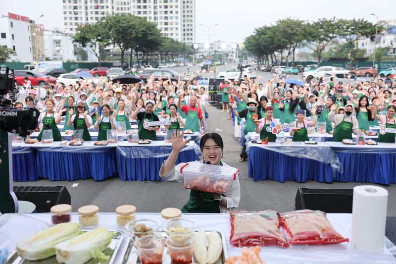 지난 24일 베트남 하노이 주베트남 한국대사관 돌담길에서 열린 '2026년 한국 돌담길 문화축제' 김장 체험 프로그램에 참가한 현지인들이 본격적인 체험에 앞서 기념촬영을 하고 있다. 주베트남 한국문화원 제공