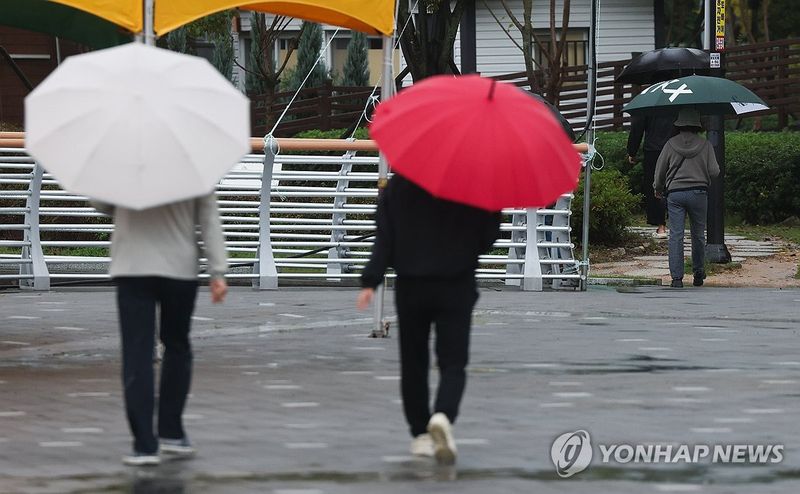 남부지방 비 뚝뚝…우산 쓴 시민 (출처=연합뉴스)