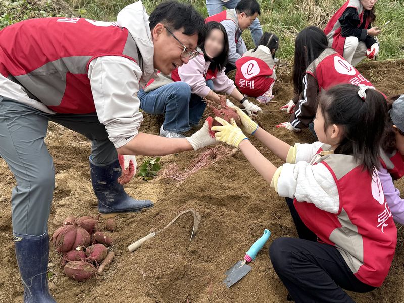 롯데건설 '샤롯데 봉사단'이 지난달 19일 서울 강서구 개화동 일대 텃밭에서 수확한 농작물을 지역주민에게 전달하는 '그린팜' 봉사활동을 진행했다. 롯데건설 제공