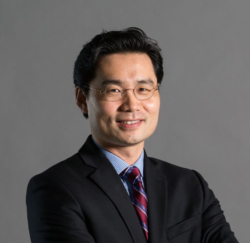 ■ 김회광 교수는 미국 사우스캐롤라이나대학교 달라무어경영대학 재무학과 부교수로 재직하고 있다. 서울대학교 경제학과에서 학사 학위, 미국 펜실베이니아대학교 와튼스쿨에서 박사학위를 받았다. 주요 연구분야는 은행과 금융중개, 기업 및 가계금융, 그리고 인공지능(AI)과 자연어처리(NLP)를 활용한 금융 연구다. 국제 학술지 '연금 경제 및 금융' 편집장을 맡고 있다.