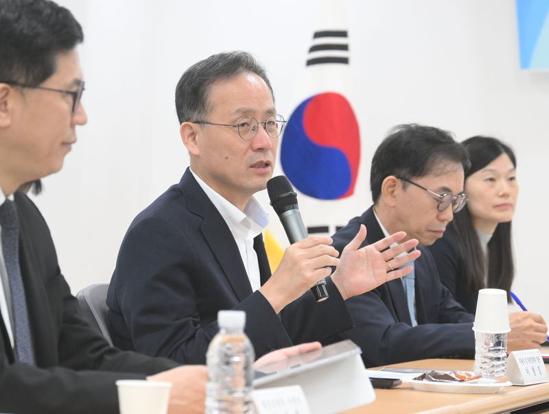 이형일 경제부총리 겸 재정경제부 장관이 지난 23일 청년·고령층 주거안정 지원 강화 일환으로 서울 영등포구 나라키움 영등포복합청사를 방문, 주택정책 관계자 간담회를 주재하고 있다. (재정경제부 제공. 재판매 및 DB 금지) 2026.10.23 ⓒ 뉴스1