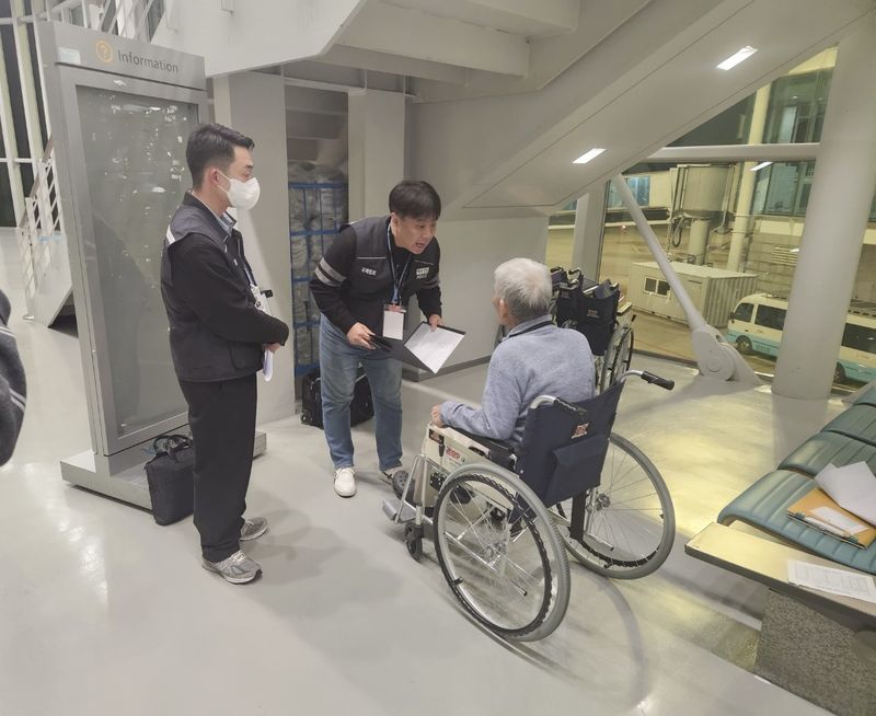 남미 공해상에서 약 4조8000억원 상당의 마약류를 운반한 혐의로 인터폴 적색수배된 80대 남성 A씨가 약 22년간의 도피 끝에 아프리카 가나에서 붙잡혀 지난 20일 국내로 송환됐다. 경찰청 제공
