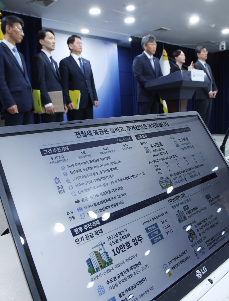 [서울=뉴시스] 조수정 기자 = 김이탁 국토교통부 1차관이 지난 16일 오후 서울 종로구 정부서울청사에서 열린 제1차 주택공급 정례브리핑에서 전월세시장 안정과제 추진상황 등을 발표하는 모습. 2026.10.16. chocrystal@newsis.com