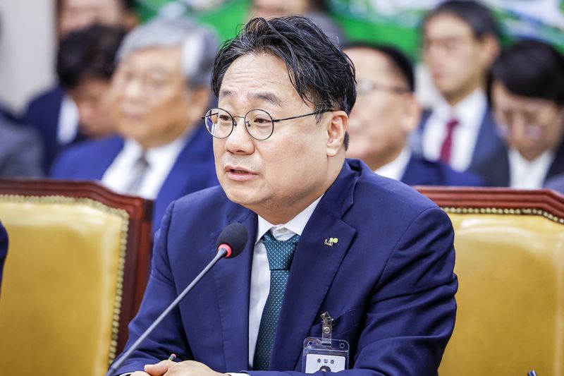 [서울=뉴시스] 정병혁 기자 = 이성훈 한국토지주택공사 사장이 12일 서울 여의도 국회에서 열린 국회 국토교통위원회의 한국토지주택공사 등에 대한 국정감사에서 질문에 답하고 있다. 2026.10.12. jhope@newsis.com