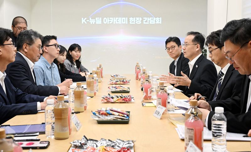 이형일 부총리 겸 재정경제부 장관이 지난 12일 오후 서울 마포구 한화 내일 아카데미에서 열린 청년 인재육성 프로그램 간담회에서 발언하고 있다. 행사장 뒤편 화면에는 'K-뉴딜 아카데미 현장 간담회'라는 문구가 표시돼 있다. (재정경제부 제공. 재판매 및 DB 금지) 2026.10.12/뉴스1