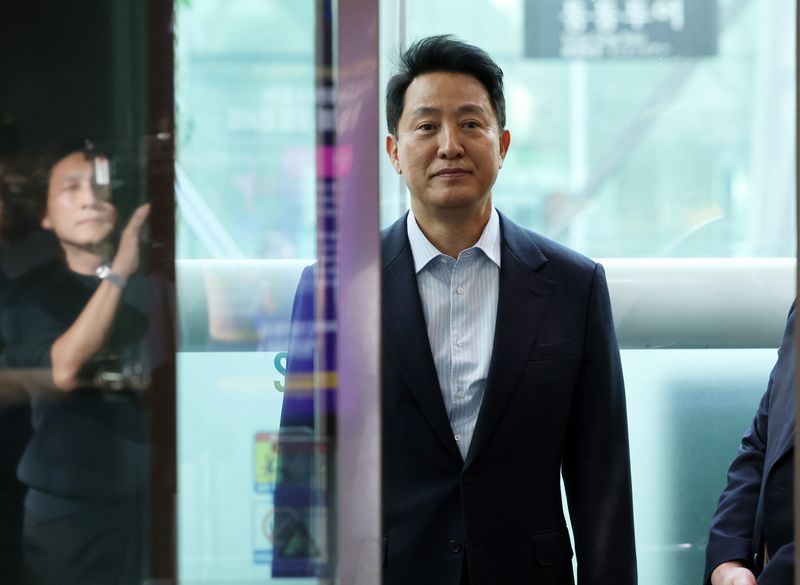 '여론조사비 대납' 의혹으로 기소돼 2심에서 무죄를 선고 받은 오세훈 서울시장이 지난 23일 오후 서울고법에서 시청으로 돌아와 시장실로 가기 위해 승강기를 타고 있다. 2026.10.23 ⓒ 뉴스1 박세연 기자