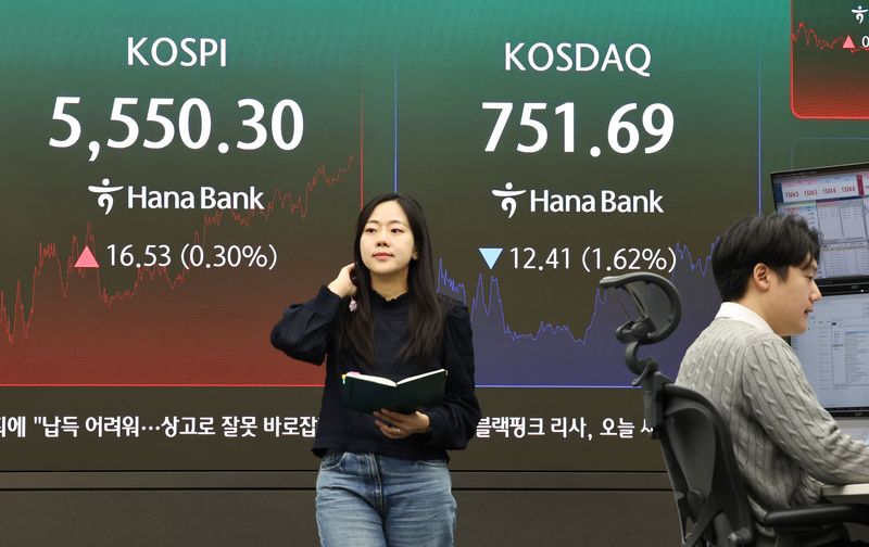 지난 23일 오후 서울 중구 하나은행 딜링룸 전광판에 코스피 지수 등 시황이 표시되고 있다. 뉴스1 제공
