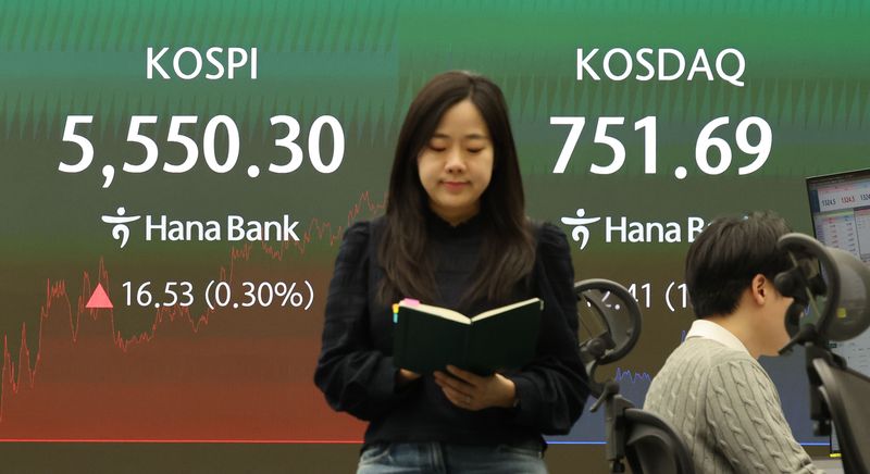 [서울=뉴시스] 권창회 기자 = 23일 서울 중구 하나은행 딜링룸에서 딜러들이 업무를 보고 있다. 코스피가 전 거래일 대비 16.53포인트(0.30%) 오른 5550.30에 마감했다. 원달러 환율은 1324.6원으로, 코스닥 지수는 12.41포인트(1.62%) 오른 751.69에 장을 마쳤다. 2026.10.23. kch0523@newsis.com