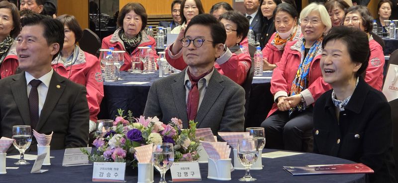 박근혜 전 대통령이 25일 오후 경북 구미 호텔금오산 그랜드홀에서 개최된 '박정희 대통령 서거 47주기 추도식 파독간호사 구미 방문 환영 만찬'에 참석하고 있다. ⓒ 뉴스1 정우용 기자