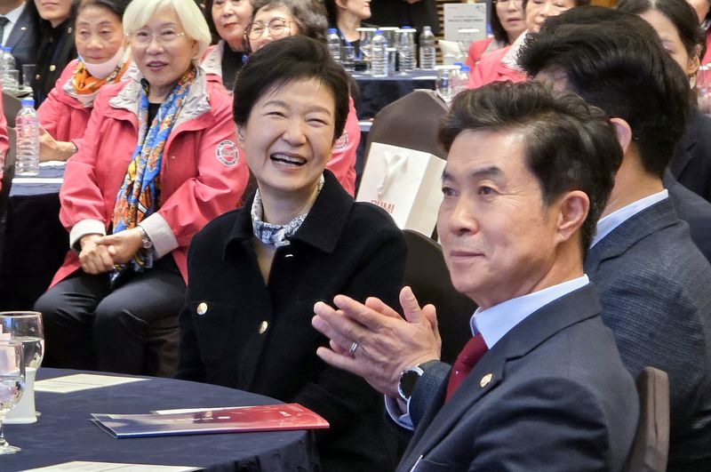 박근혜 전 대통령이 25일 오후 경북 구미 호텔금오산 그랜드홀에서 개최된 '박정희 대통령 서거 47주기 추도식 파독간호사 구미 방문 환영 만찬'에 참석하고 있다. 2026.10.25 ⓒ 뉴스1 정우용 기자