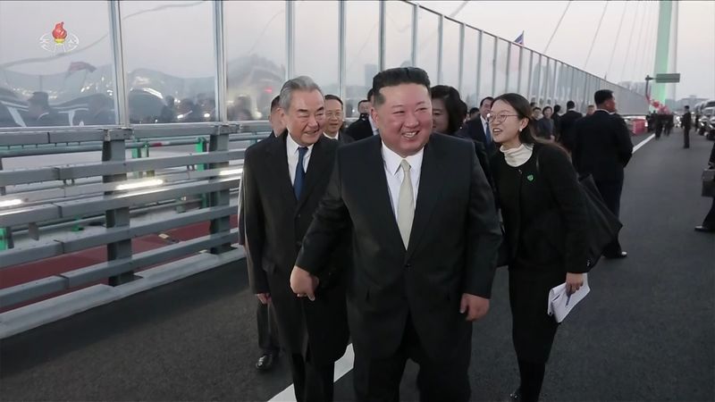 김정은 북한 국무위원장이 지난 24일 중국 랴오닝성 단둥 방문을 마친 뒤 신압록강대교에서 왕이 중국 외교부장의 배웅을 받고 있다. 조선중앙TV. 뉴시스