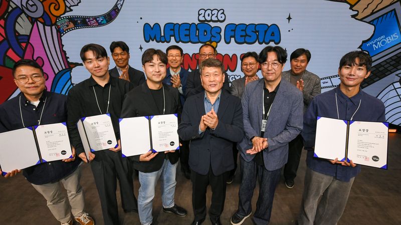 이규석 현대모비스 사장(왼쪽 네번째)이 '2026 엠필즈 페스타 & 발명의 날' 시상식에서 우수 아이디어 수상자들에게 상장을 수여한 뒤 기념촬영을 하고 있다. 현대모비스 제공
