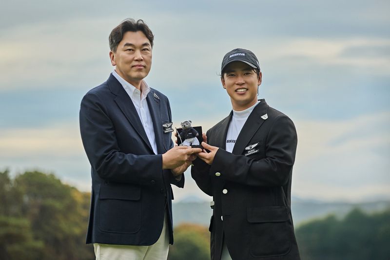 이시혁 제네시스사업본부장 전무(왼쪽)가 '2026 제네시스 챔피언십' 우승자 가쓰라가 유토 선수와 기념촬영을 하고 있다. 제네시스 제공
